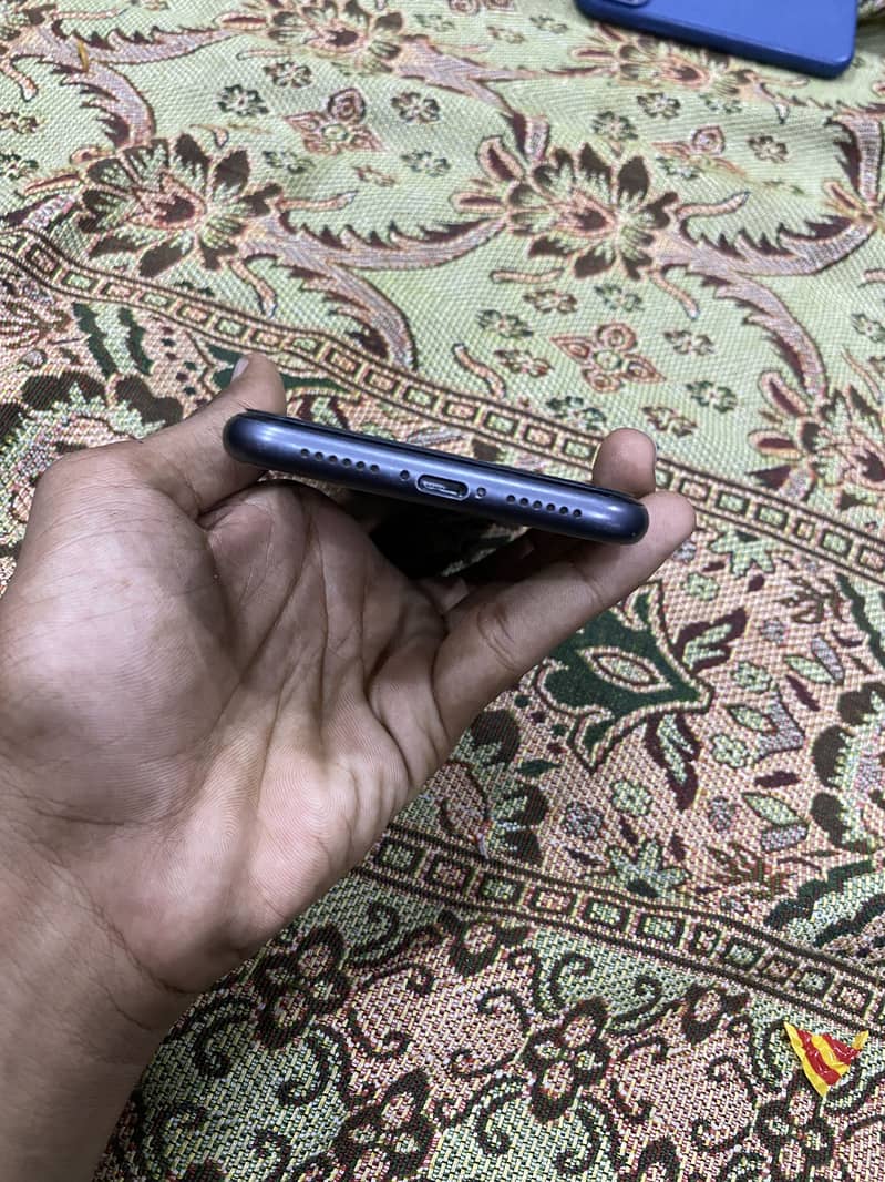 Apple iPhone 11 4
