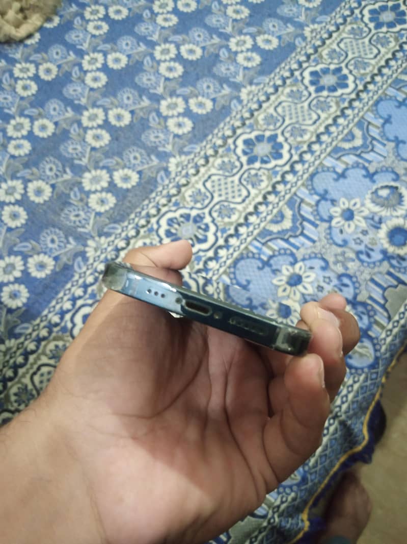Apple iPhone 13 2