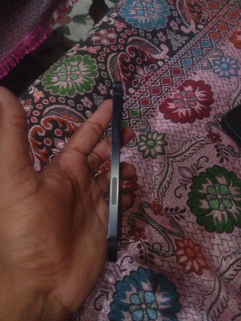 Apple iPhone 12 4