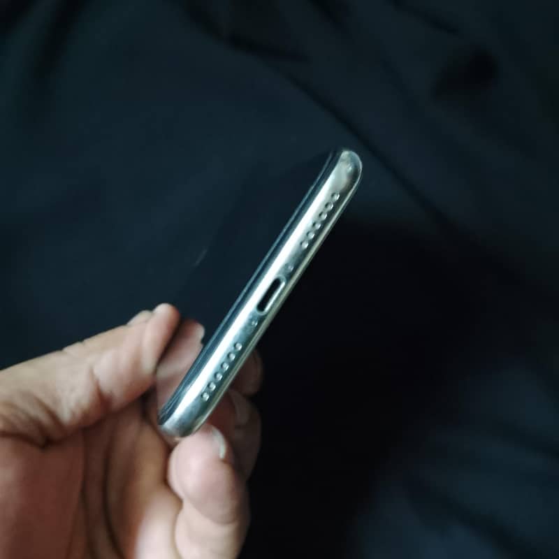 Apple iPhone X 4