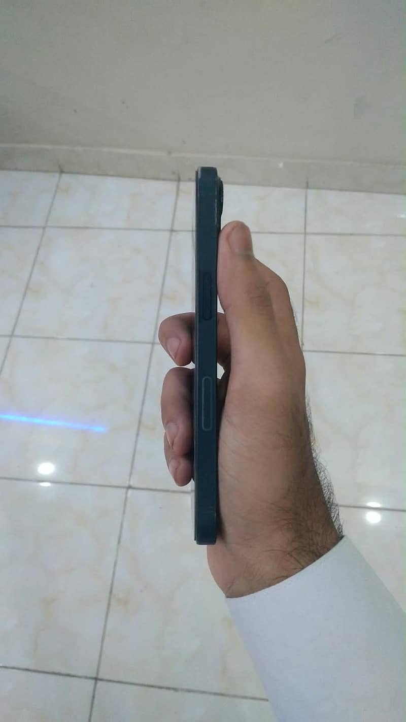 Apple iPhone 13 5