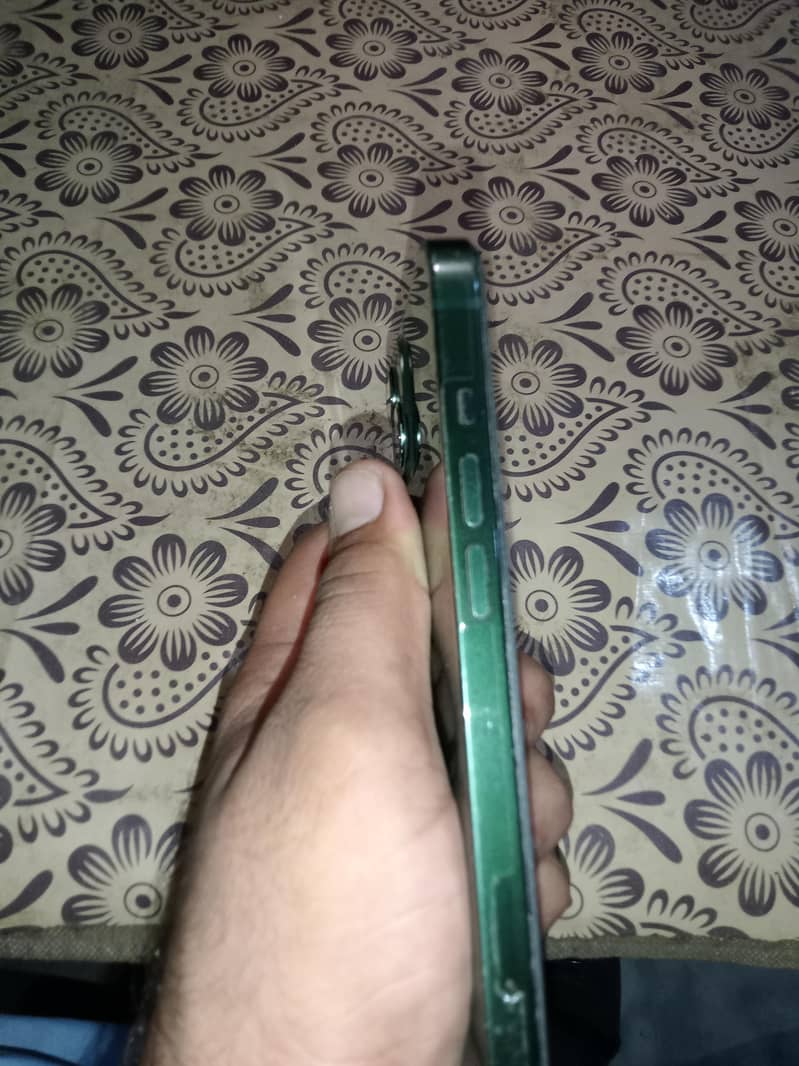 Apple iPhone 13 0