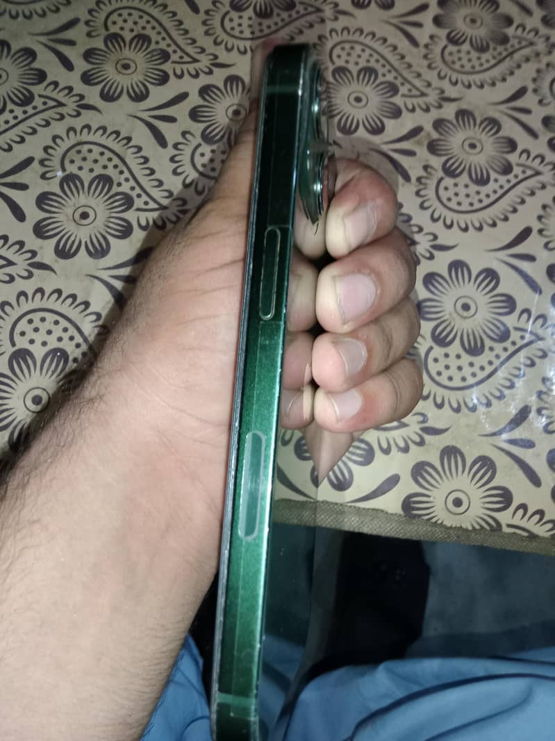 Apple iPhone 13 6