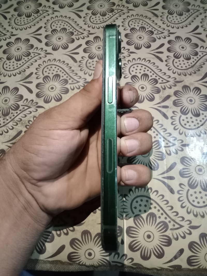 Apple iPhone 13 5