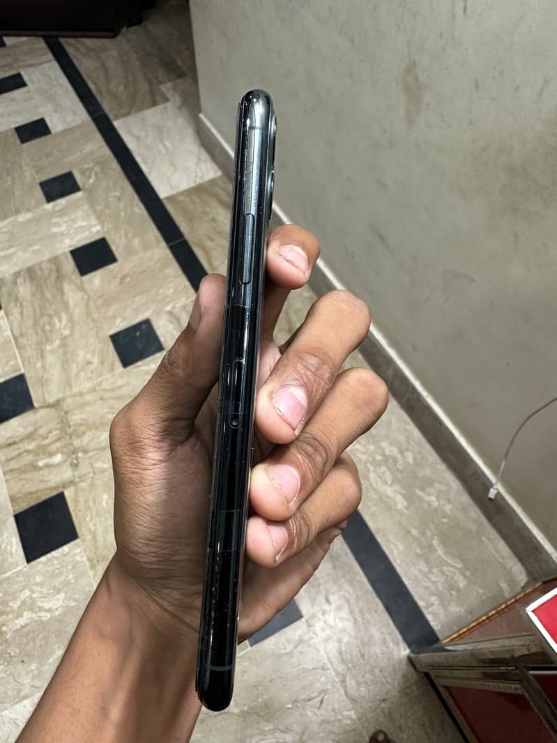Apple iPhone 11 Pro Max 2