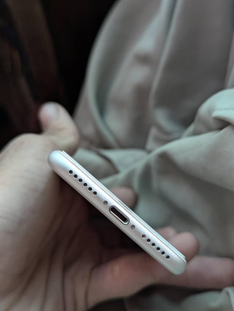 Apple iPhone 7 1