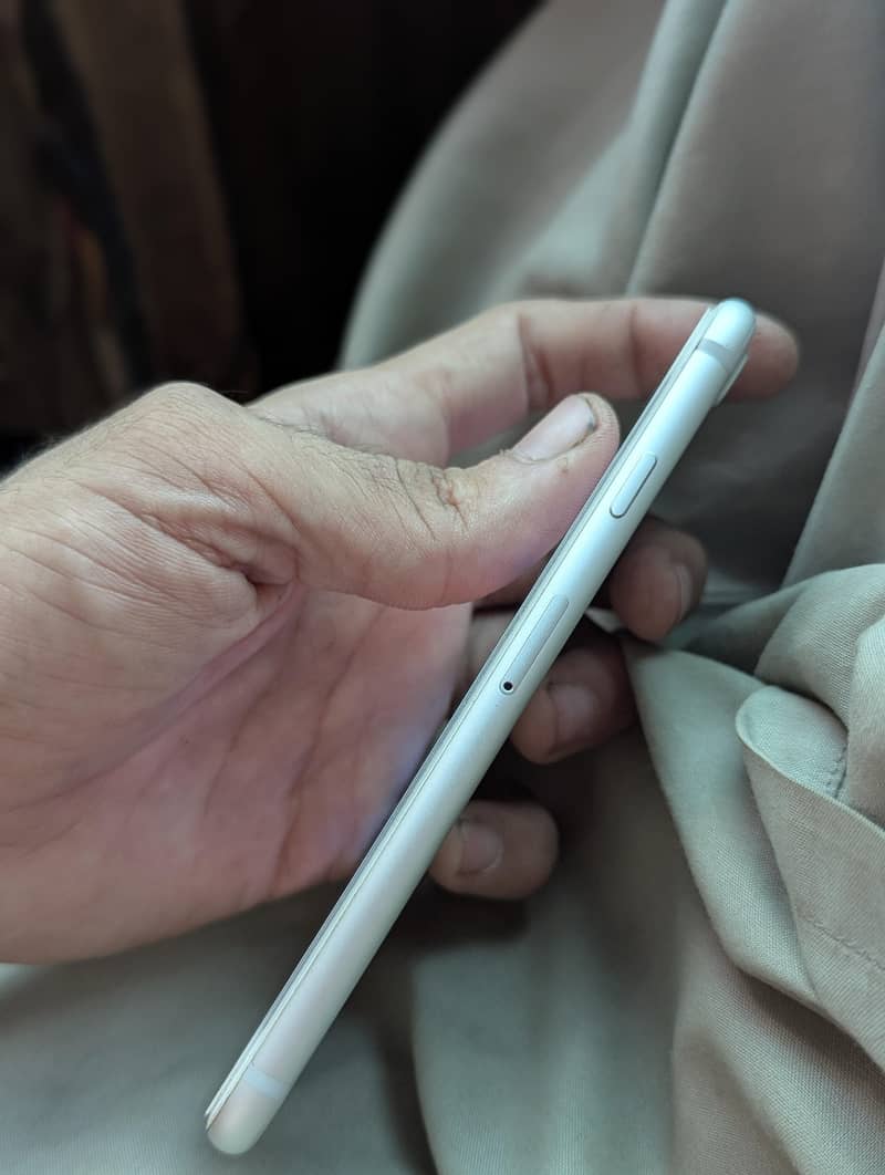 Apple iPhone 7 3