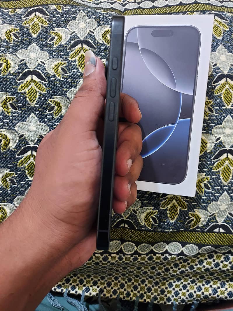 Apple iPhone 16 Pro 1