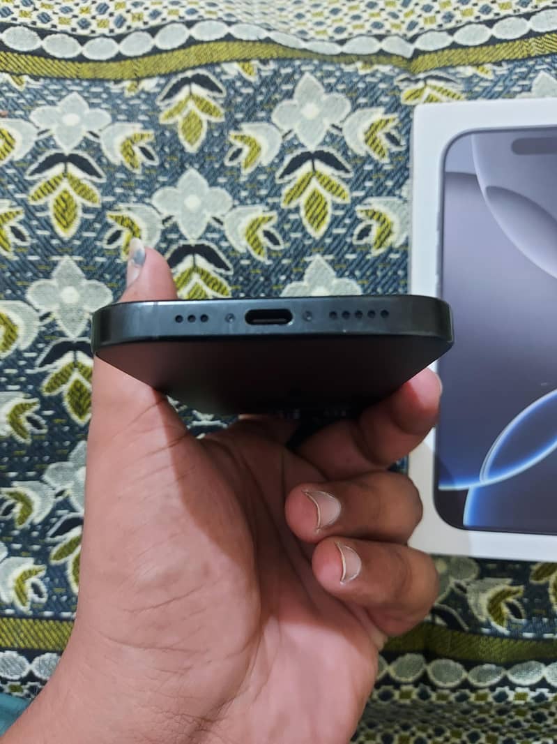 Apple iPhone 16 Pro 2