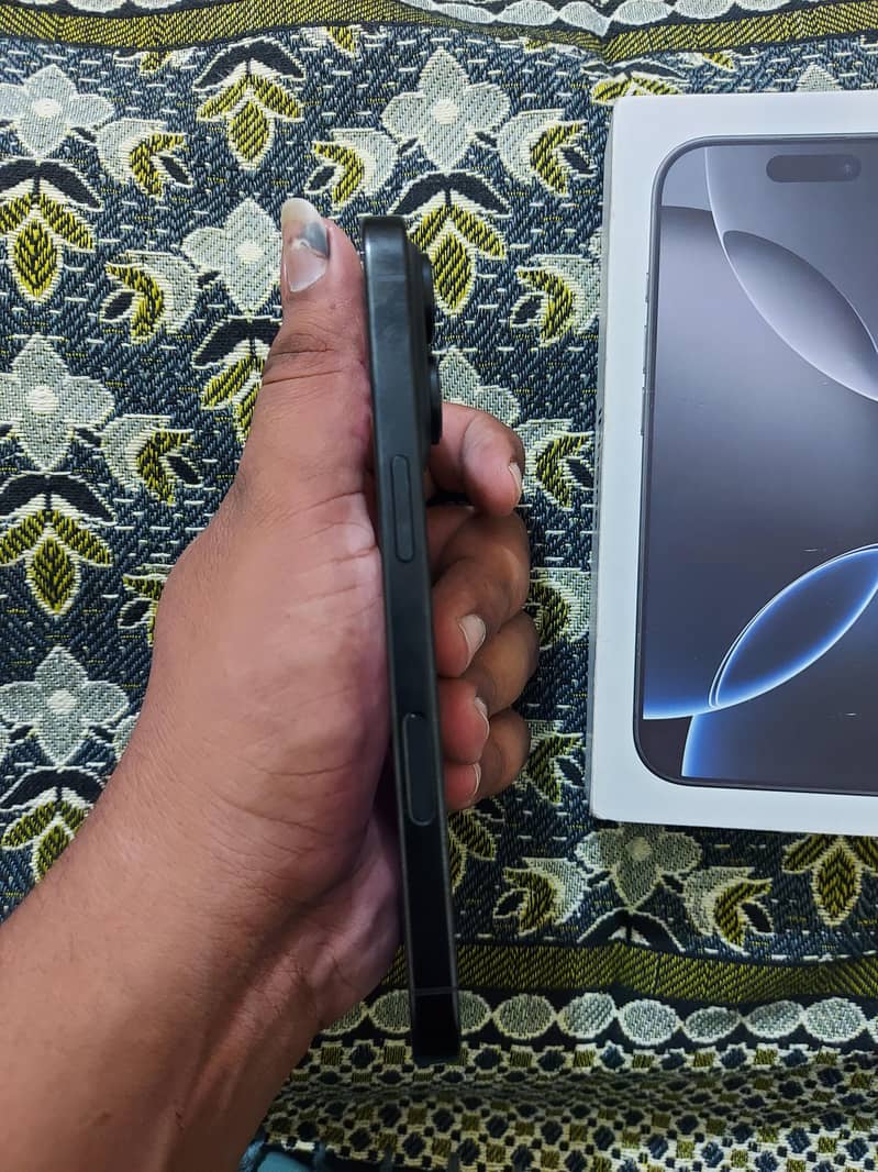 Apple iPhone 16 Pro 3