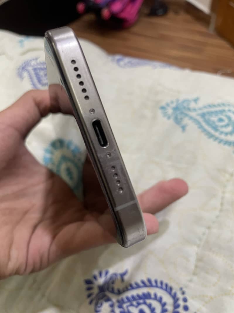Apple iPhone 15 Pro Max 4