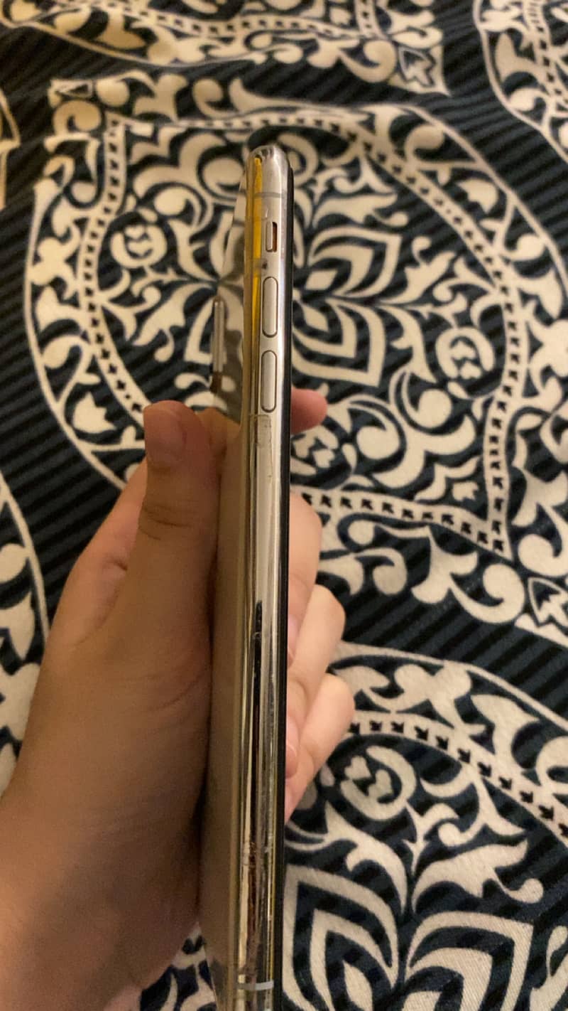 Apple iPhone XS Max 4