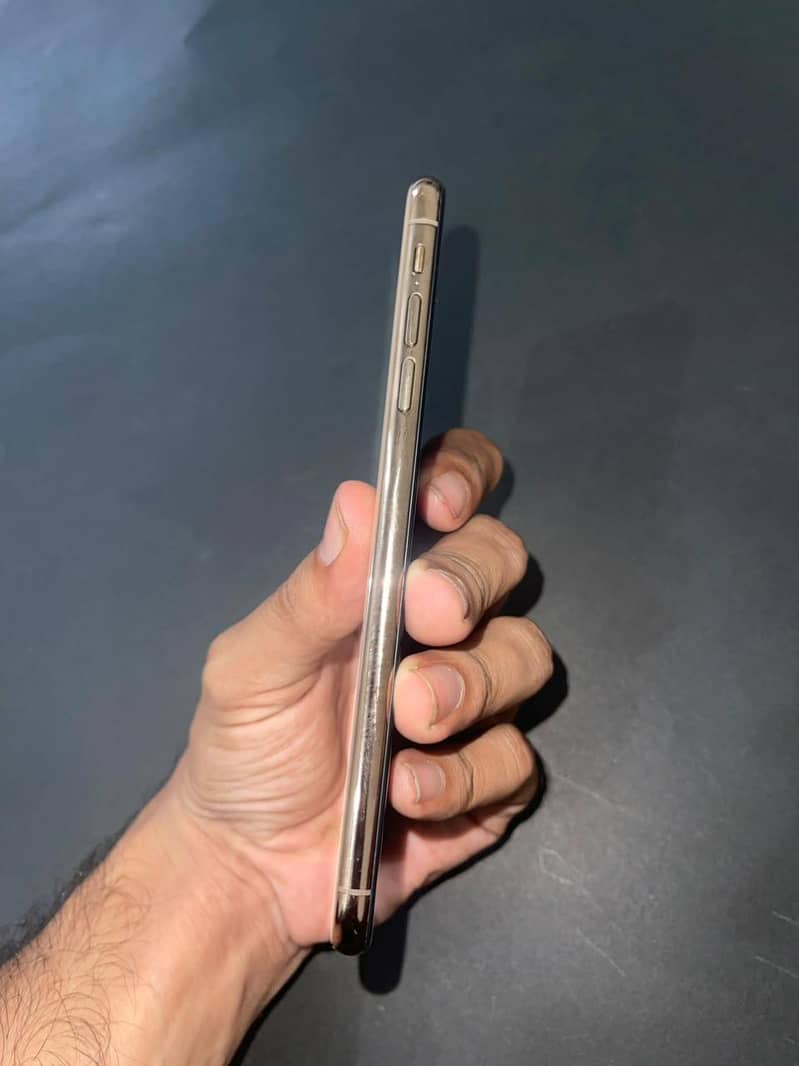 Apple iPhone XS Max 3