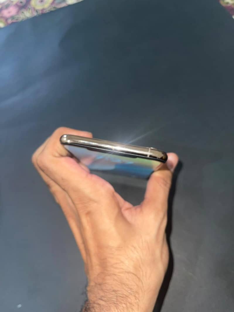 Apple iPhone XS Max 4