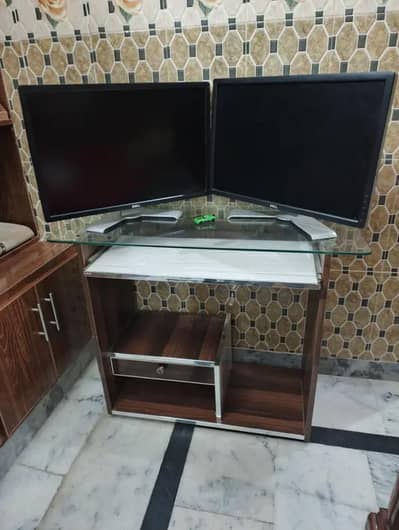 Computer table for sale in lush condition