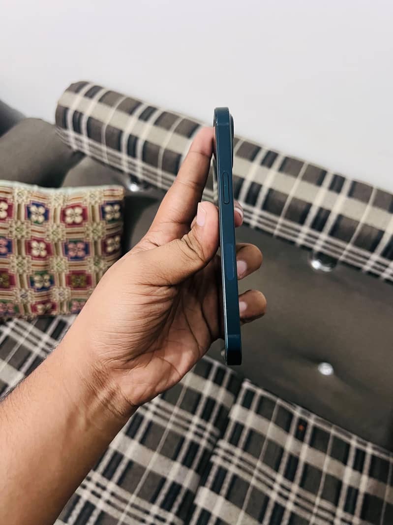 Apple iPhone 13 2