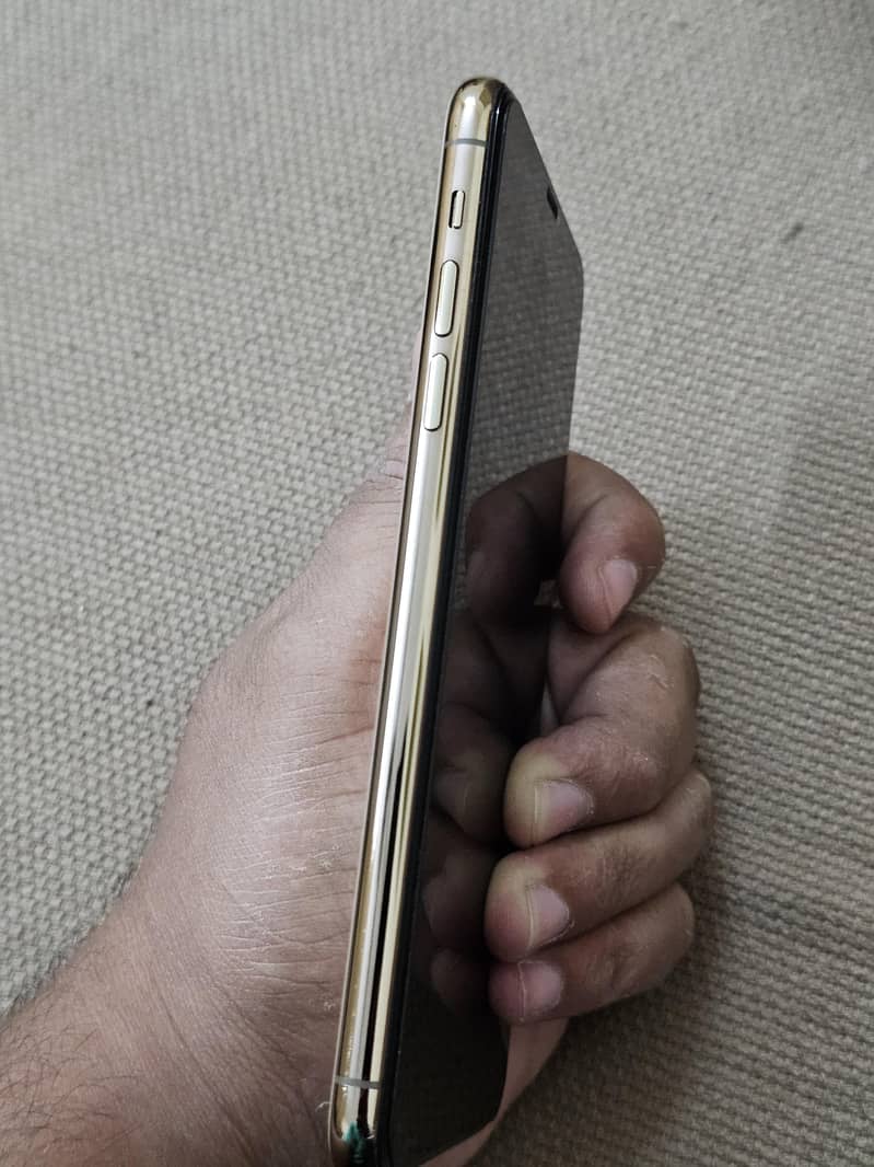 Apple iPhone 11 Pro Max 2