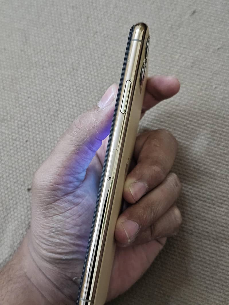 Apple iPhone 11 Pro Max 4