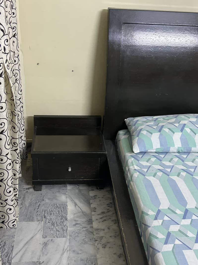 Bed & 2 side tables 3
