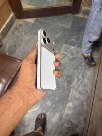 Apple iPhone XR convated 17 pro