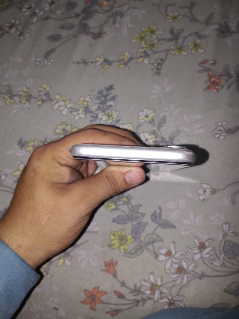 Apple iPhone 11 0