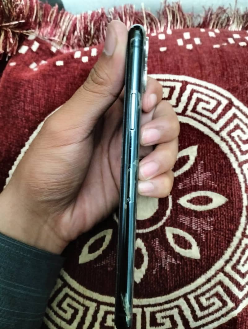 Apple iPhone 11 Pro Max 4