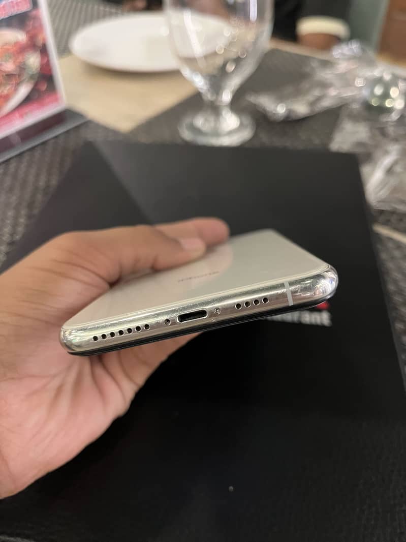 Apple iPhone X 4