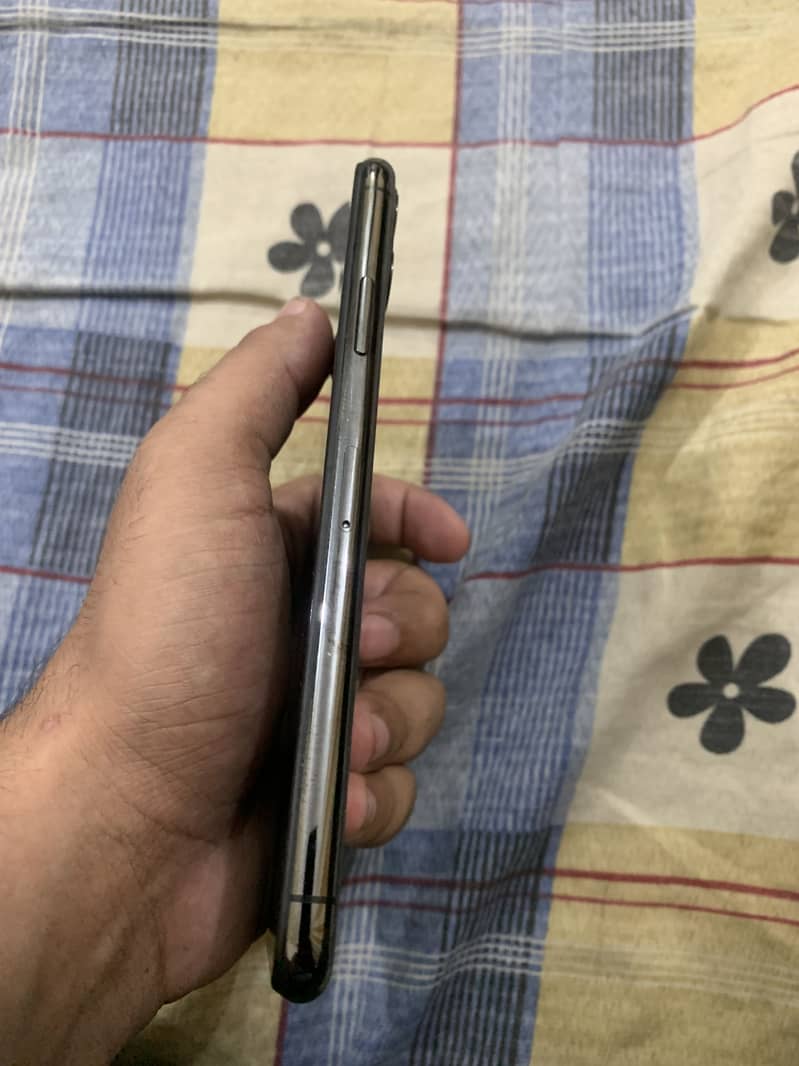 Apple iPhone 11 Pro Max 4