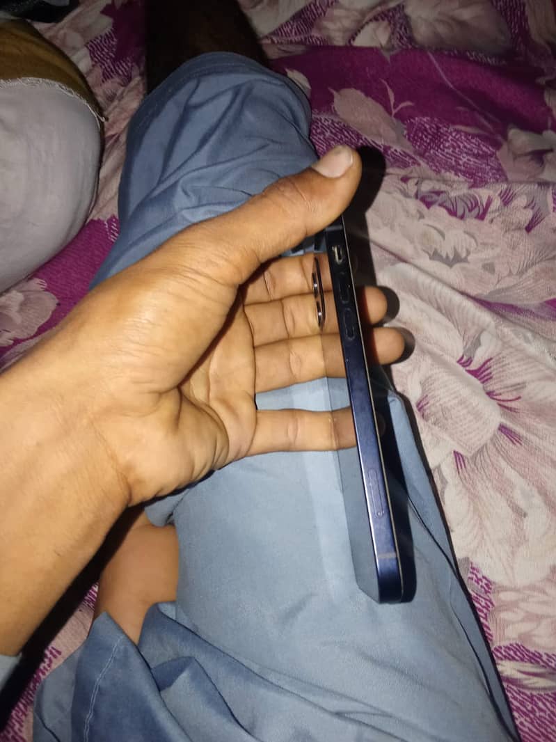 Apple iPhone 12 3