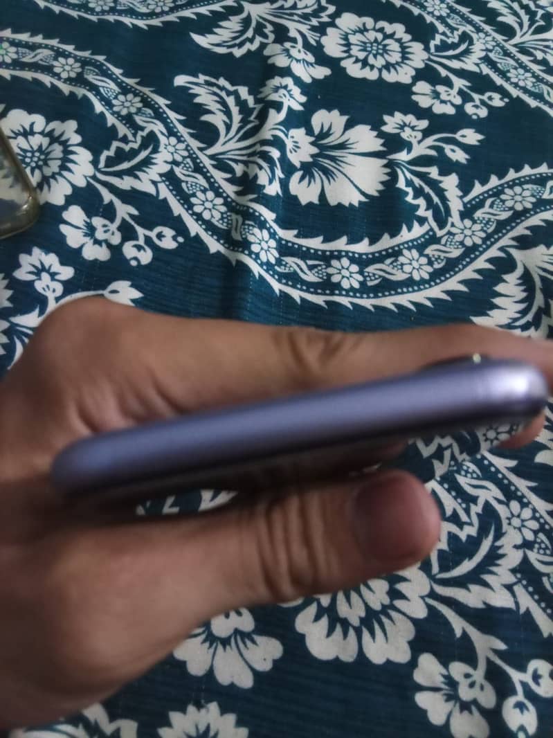Apple iPhone 11 3