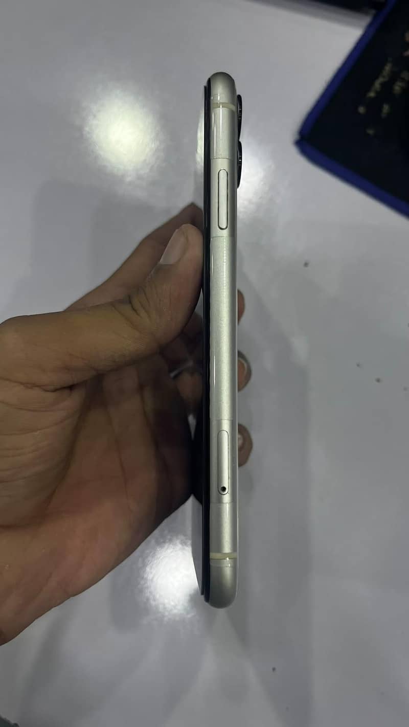 Apple iPhone 11 4