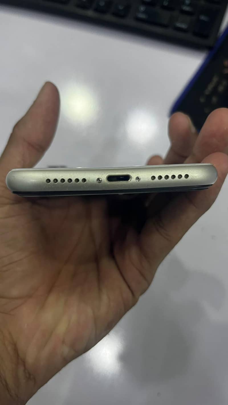 Apple iPhone 11 7
