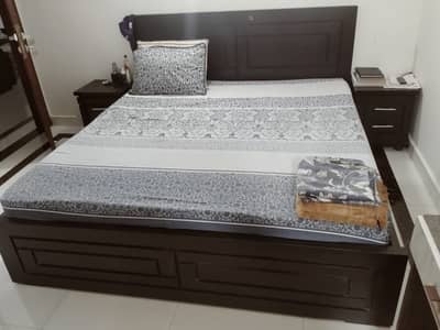 King size wooden bed set with mattress