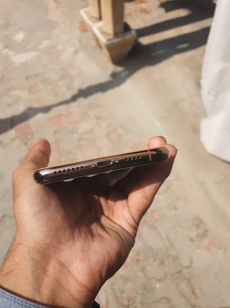 Apple iPhone XS Max 3