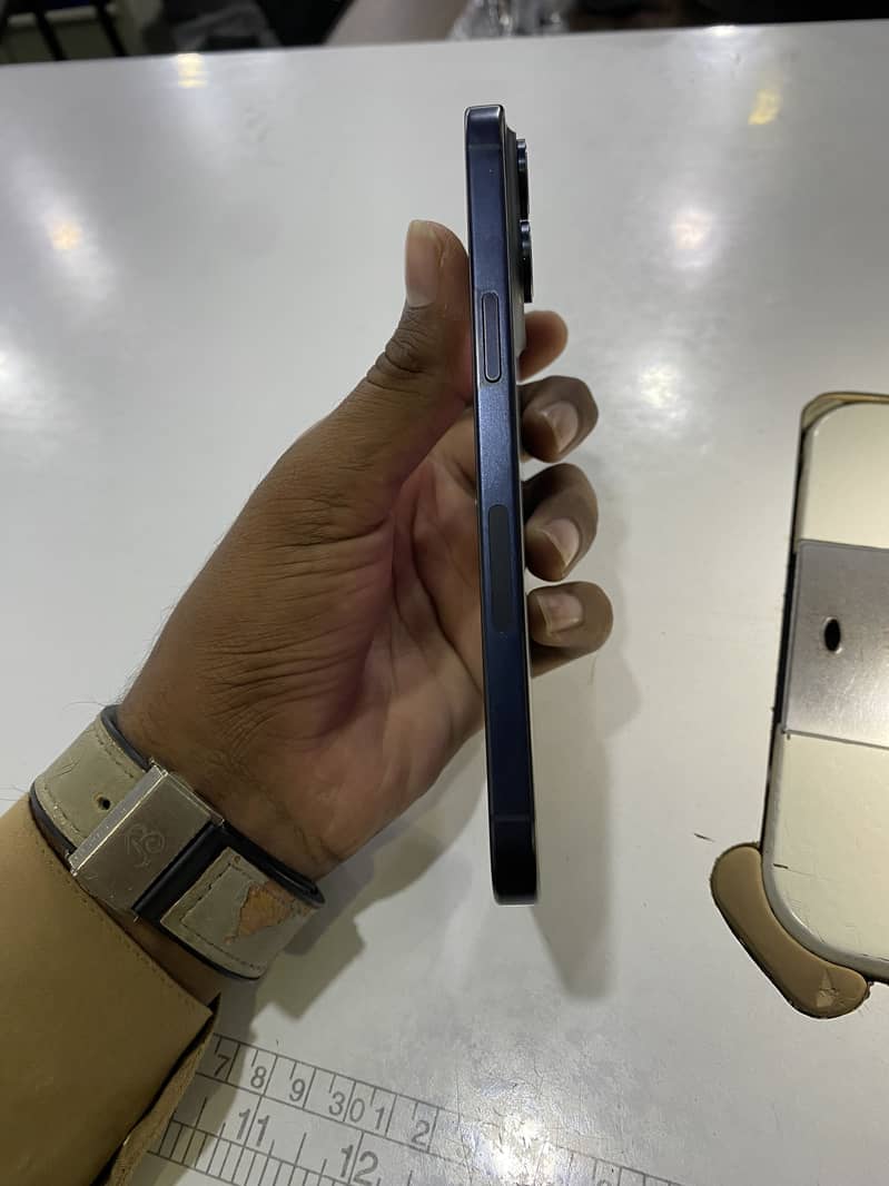 Apple iPhone 15 Pro Max 4