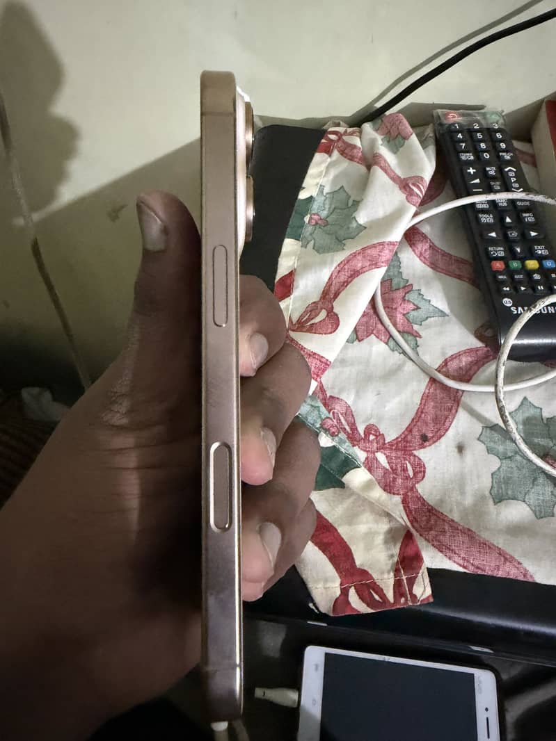 Apple iPhone 16 Pro 1