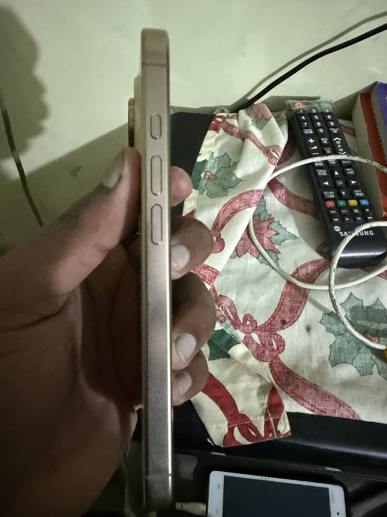 Apple iPhone 16 Pro 3