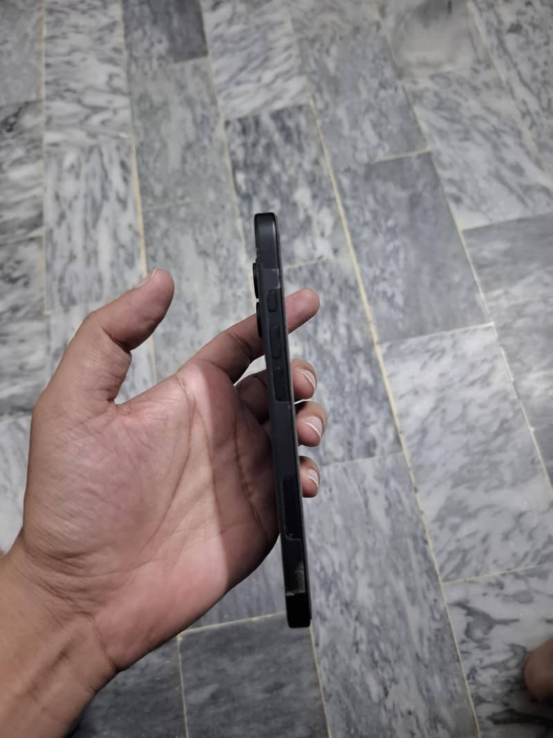 Apple iPhone 16 2