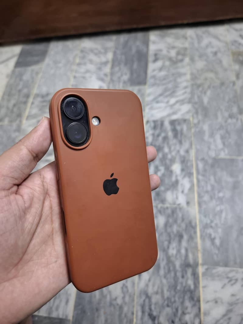 Apple iPhone 16 6