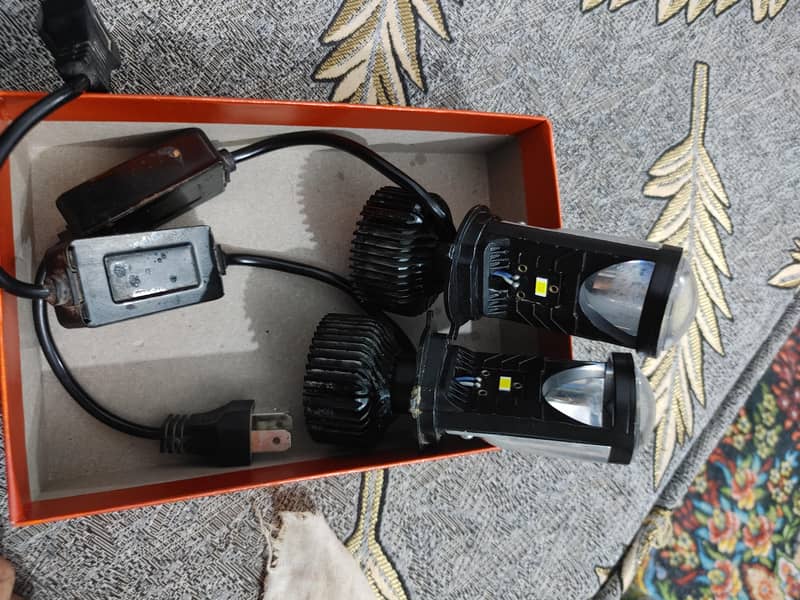 H4 mini projector 1