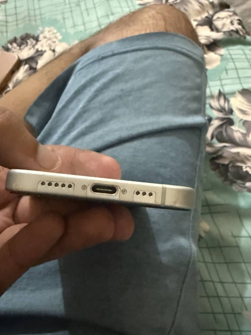 Apple iPhone 15 4
