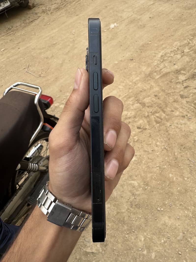 Apple iPhone 13 2