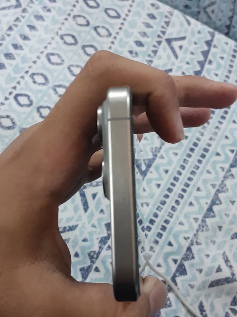 Apple iPhone 15 Pro 4