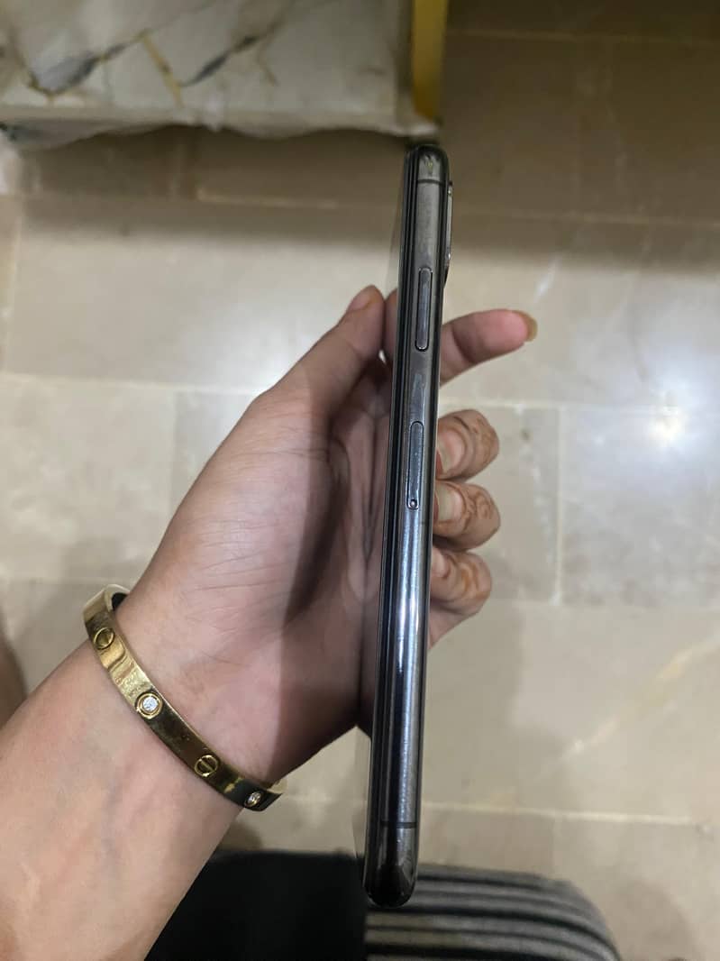 Apple iPhone X 4