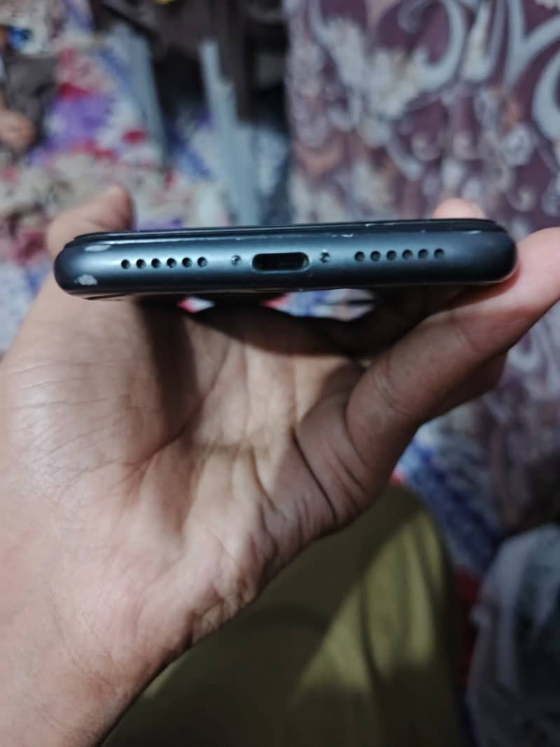 Apple iPhone 11 4