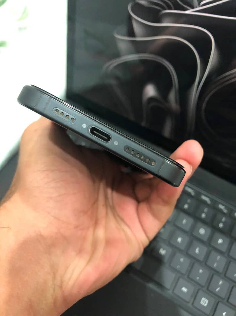 Apple iPhone 16 Pro Max 2