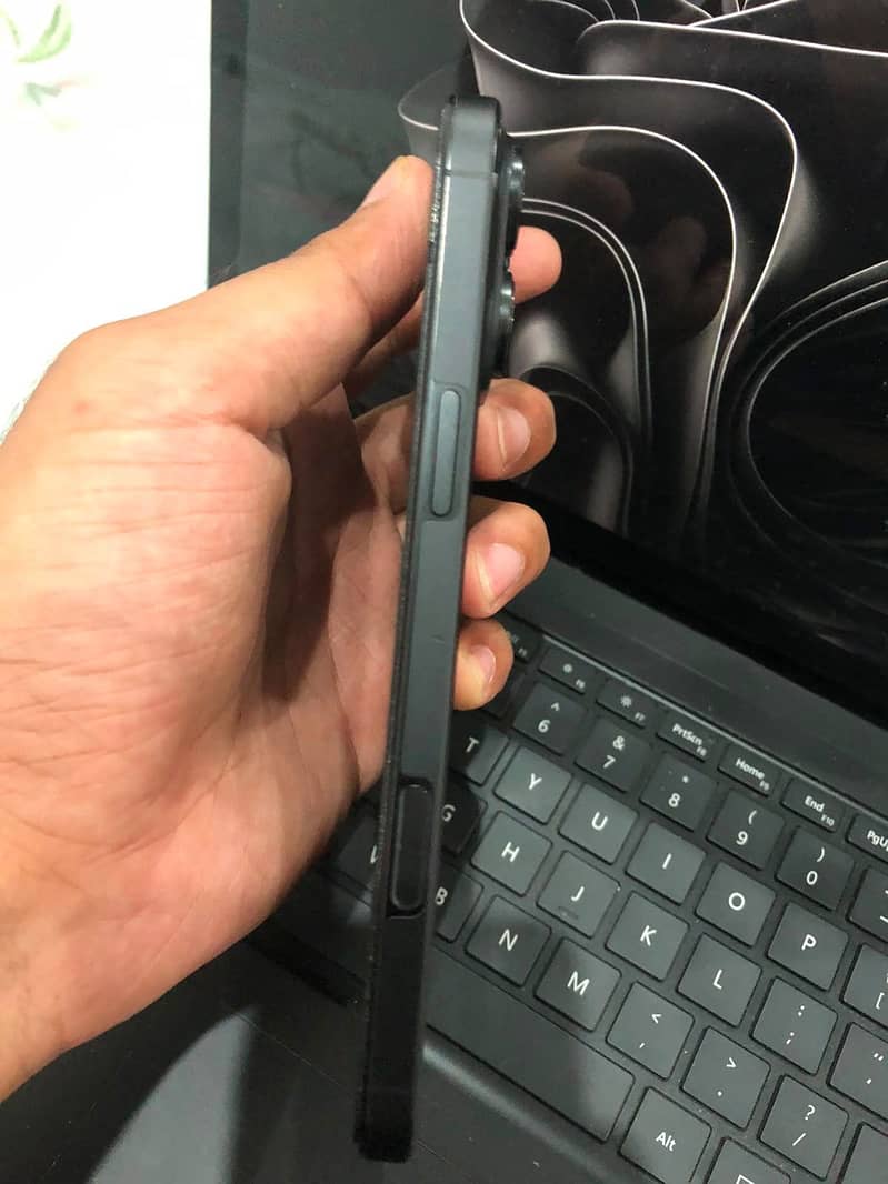 Apple iPhone 16 Pro Max 4