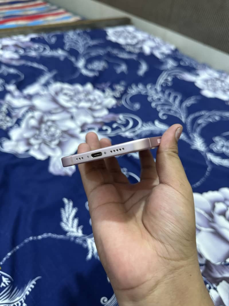 Apple iPhone 15 4