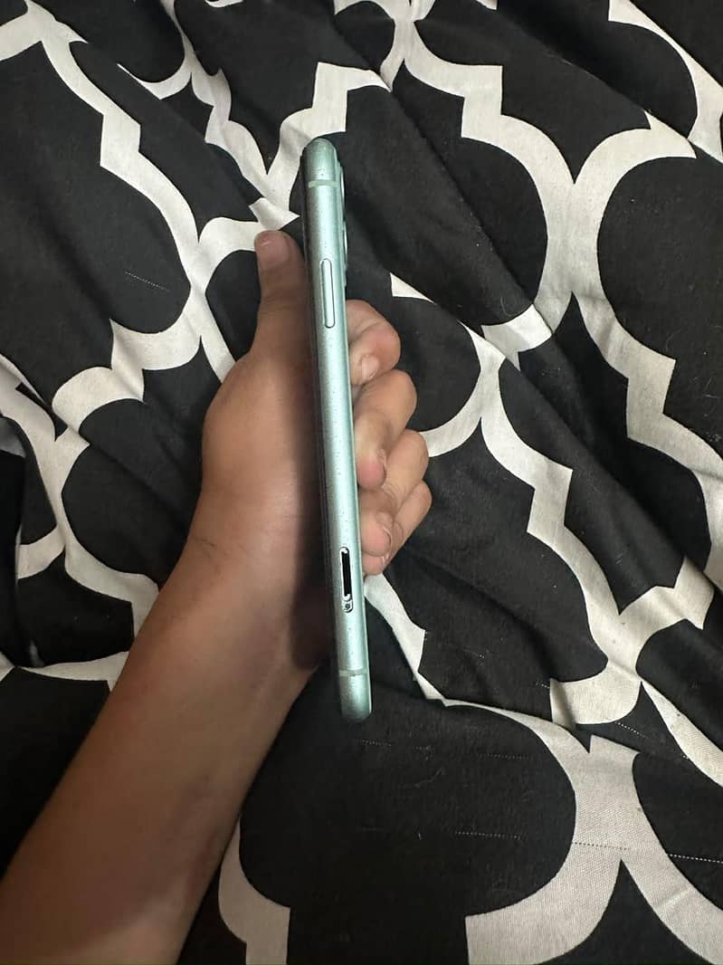 Apple iPhone 11 4