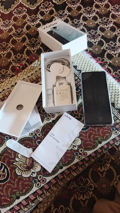 Vivo y05e 4/64 for sale complete box ek month sy b km. used kia ha
